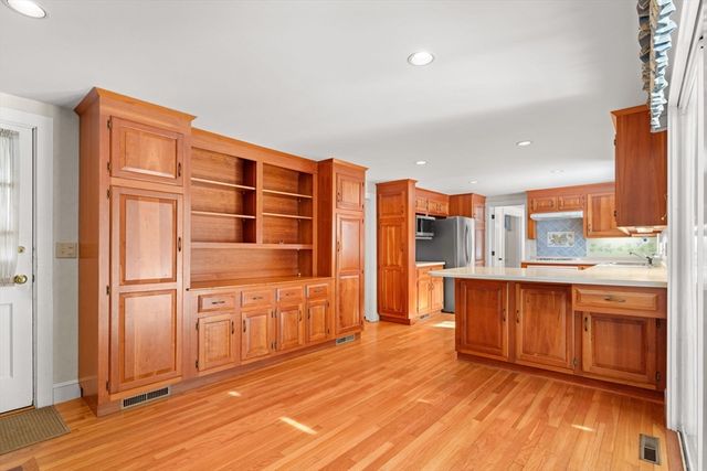 79 Bayberry Ln, Barnstable, MA 02630