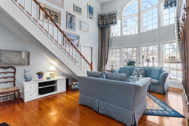 56 Rolling Green DRIVE, Fontana, WI 53125