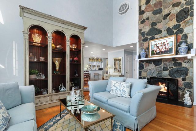 56 Rolling Green DRIVE, Fontana, WI 53125