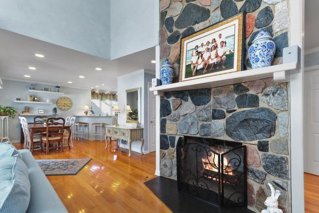 56 Rolling Green DRIVE, Fontana, WI 53125