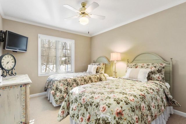 56 Rolling Green DRIVE, Fontana, WI 53125