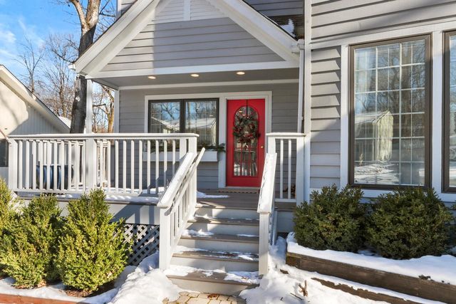 56 Rolling Green DRIVE, Fontana, WI 53125