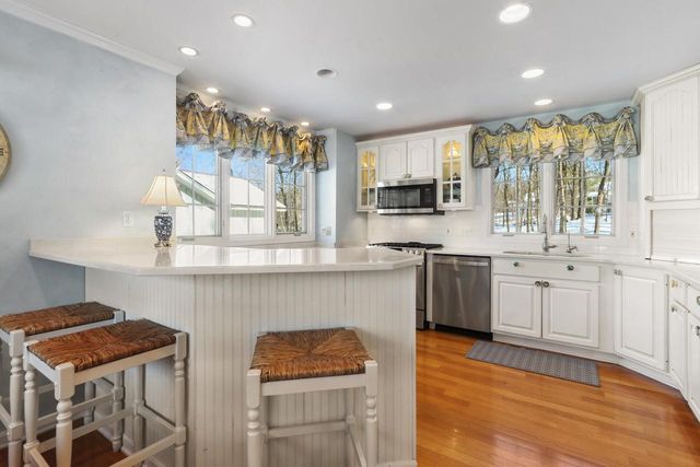 56 Rolling Green DRIVE, Fontana, WI 53125