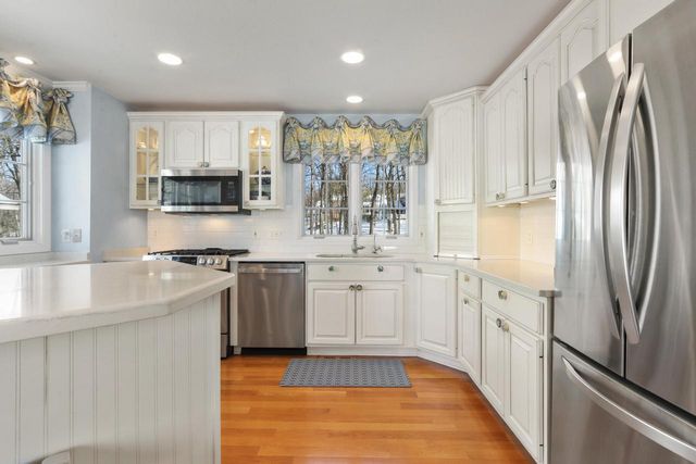 56 Rolling Green DRIVE, Fontana, WI 53125