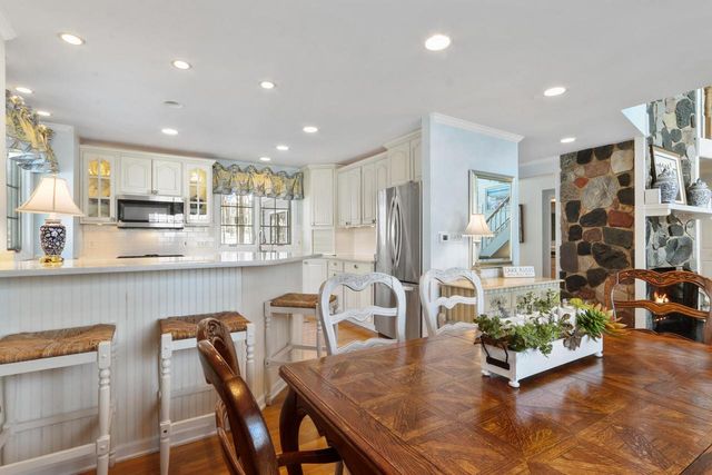 56 Rolling Green DRIVE, Fontana, WI 53125