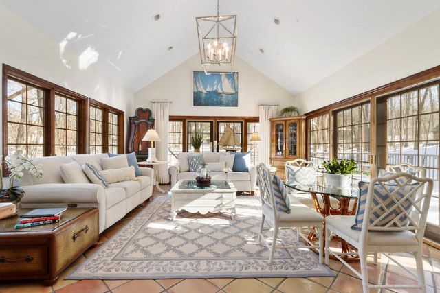 56 Rolling Green DRIVE, Fontana, WI 53125