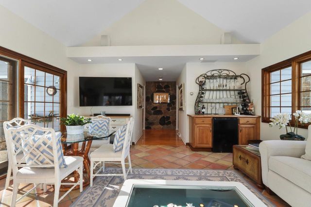 56 Rolling Green DRIVE, Fontana, WI 53125