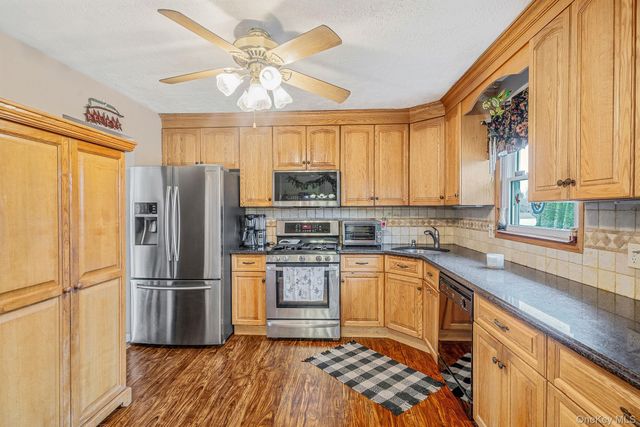 27 Spencer Way, Kings Park, NY 11754