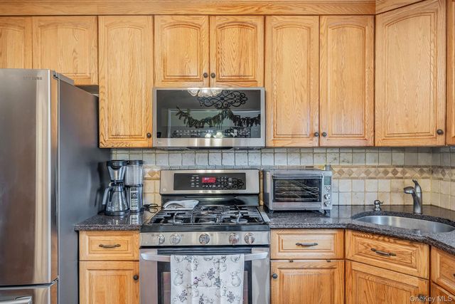 27 Spencer Way, Kings Park, NY 11754