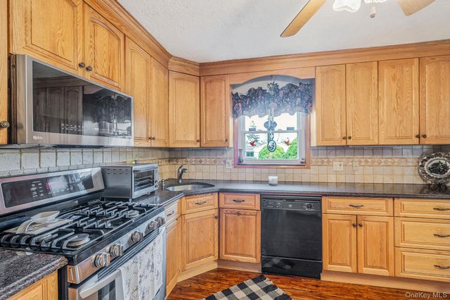 27 Spencer Way, Kings Park, NY 11754