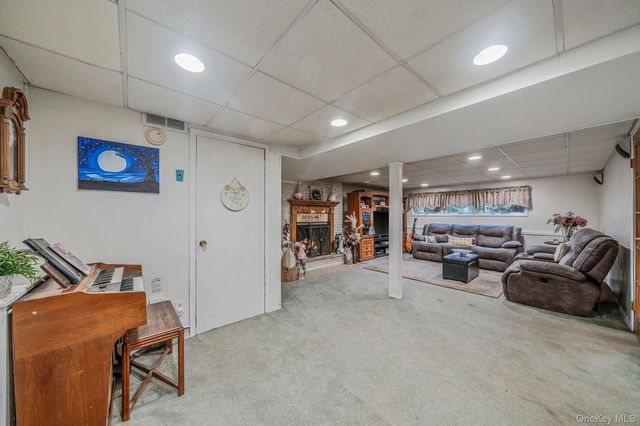 27 Spencer Way, Kings Park, NY 11754