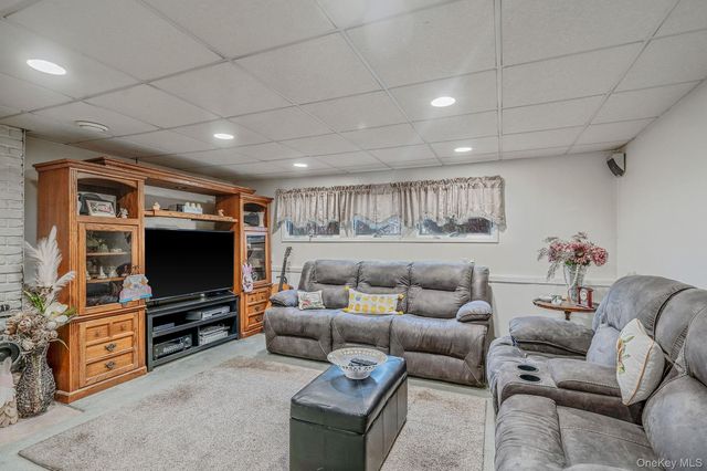 27 Spencer Way, Kings Park, NY 11754