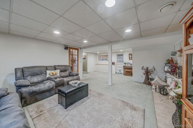 27 Spencer Way, Kings Park, NY 11754