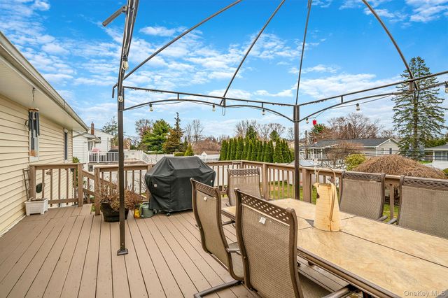 27 Spencer Way, Kings Park, NY 11754