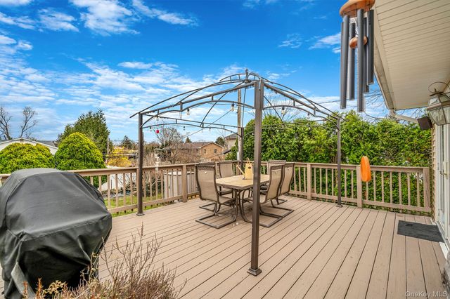 27 Spencer Way, Kings Park, NY 11754