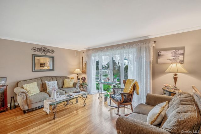 27 Spencer Way, Kings Park, NY 11754