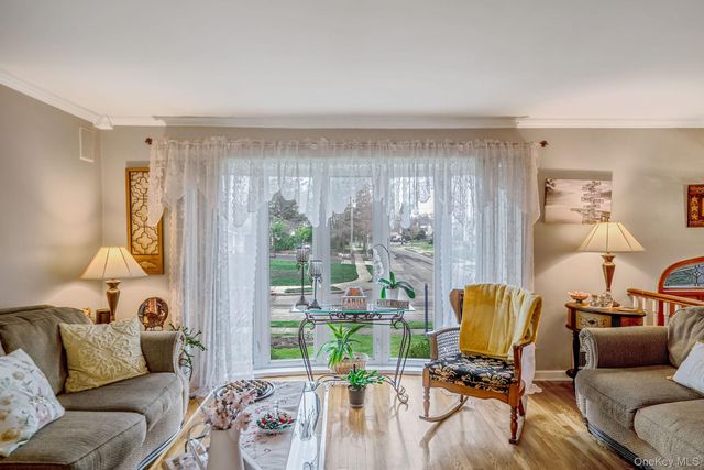 27 Spencer Way, Kings Park, NY 11754