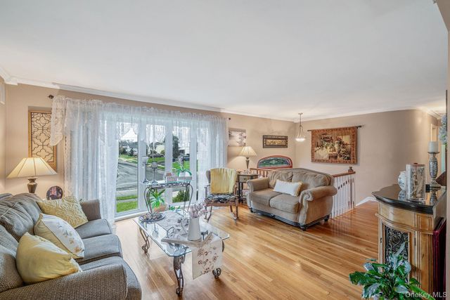 27 Spencer Way, Kings Park, NY 11754