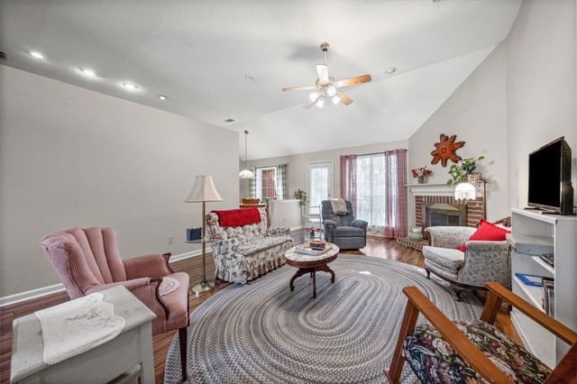 245 OAKSEDGE DR, Oakland, TN 38060