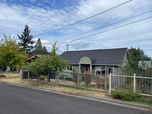 36 Dewey Street, Ashland, OR 97520