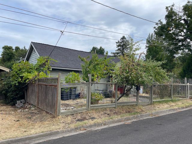 36 Dewey Street, Ashland, OR 97520