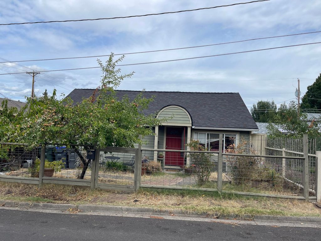 36 Dewey Street, Ashland, OR 97520