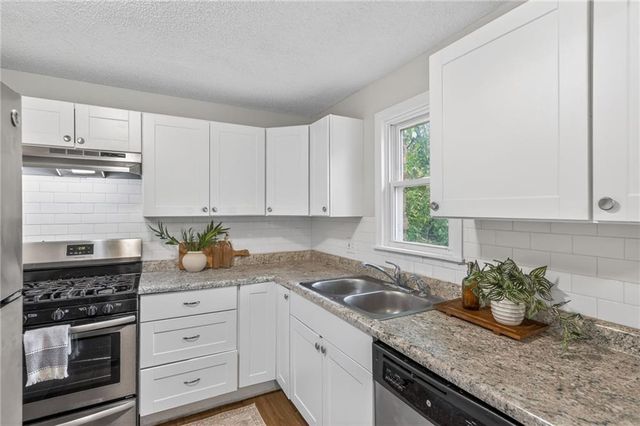 8522 Euclid Avenue, Kansas City, MO 64132
