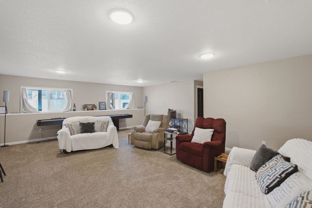 3245 S Bluelake Ct, Wichita, KS 67215