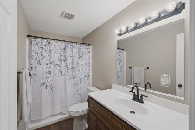 3245 S Bluelake Ct, Wichita, KS 67215