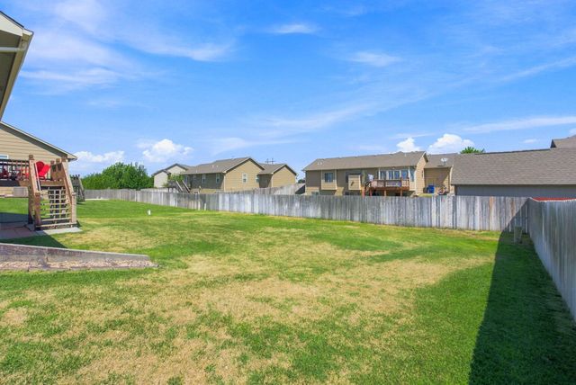 3245 S Bluelake Ct, Wichita, KS 67215