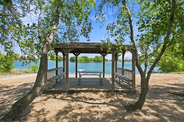 3245 S Bluelake Ct, Wichita, KS 67215