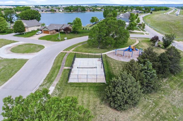 3245 S Bluelake Ct, Wichita, KS 67215