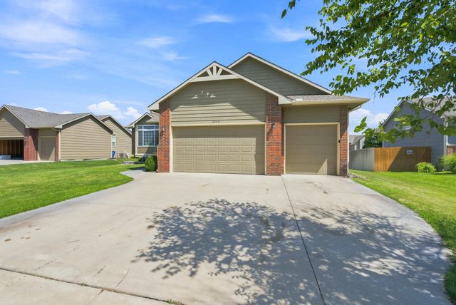 3245 S Bluelake Ct, Wichita, KS 67215