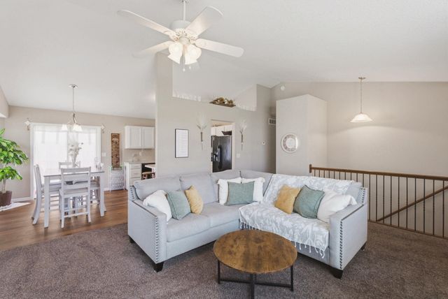 3245 S Bluelake Ct, Wichita, KS 67215