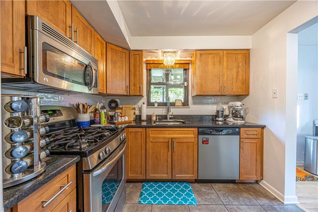 624 Fort Couch Rd, Upper St Clair, PA 15241