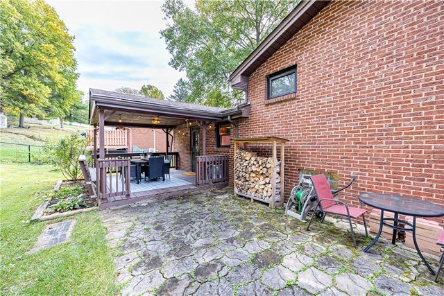 624 Fort Couch Rd, Upper St Clair, PA 15241