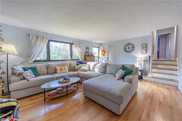 624 Fort Couch Rd, Upper St Clair, PA 15241