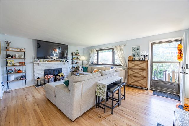 624 Fort Couch Rd, Upper St Clair, PA 15241