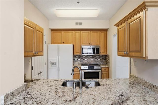 2320 Sea Shell Rd Apt 203, Virginia Beach, VA 23451