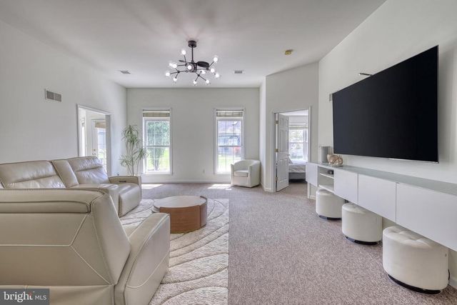 61 LONGWOOD DR, Mechanicsburg, PA 17050