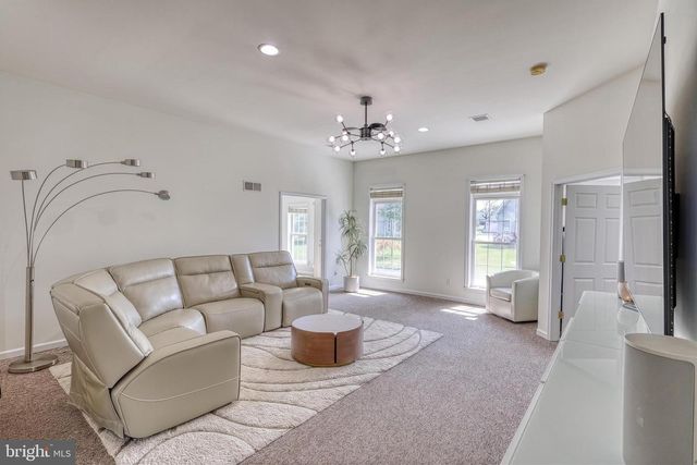 61 LONGWOOD DR, Mechanicsburg, PA 17050