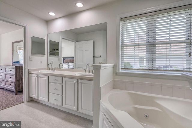 61 LONGWOOD DR, Mechanicsburg, PA 17050