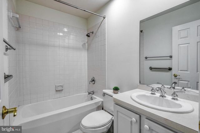 61 LONGWOOD DR, Mechanicsburg, PA 17050