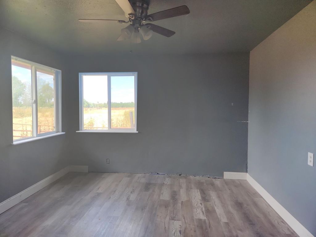 Image 11 of property listing at 22136 Fairfax Avenue, Lemoore, CA 93245
