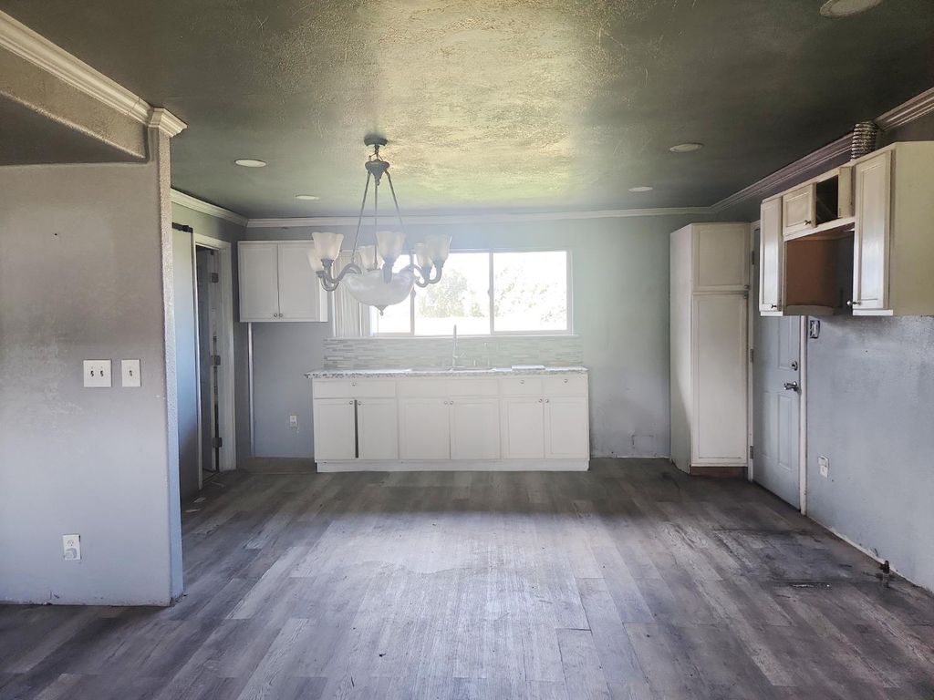 Image 2 of property listing at 22136 Fairfax Avenue, Lemoore, CA 93245