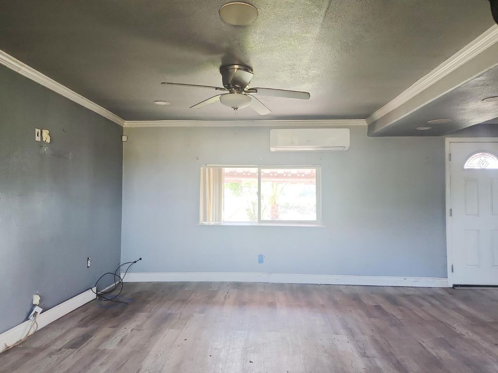 Image 4 of property listing at 22136 Fairfax Avenue, Lemoore, CA 93245