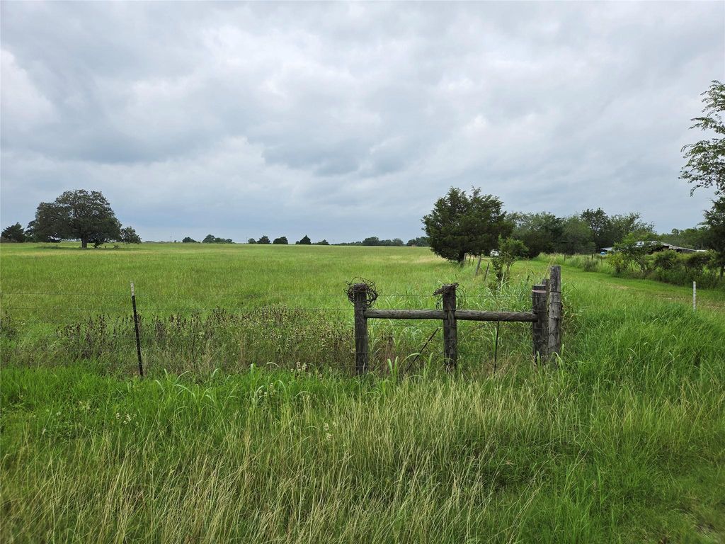 109 Prairie LN, Elgin, TX 78621