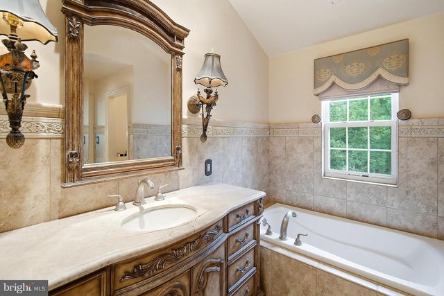10 BURR CT, Plainsboro, NJ 08536