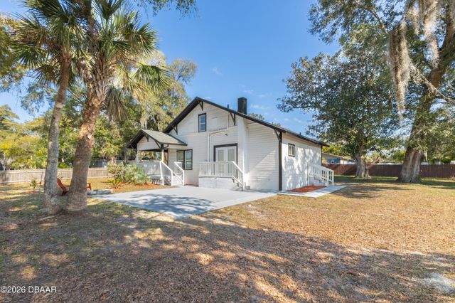 1102 E Voorhis Avenue, Deland, FL 32724