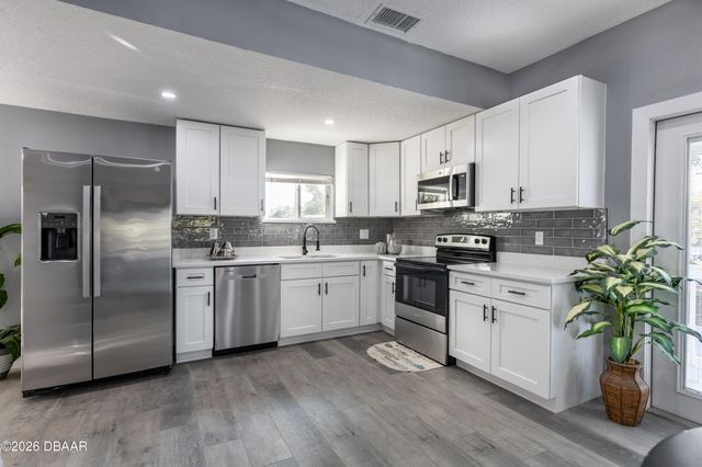 1102 E Voorhis Avenue, Deland, FL 32724